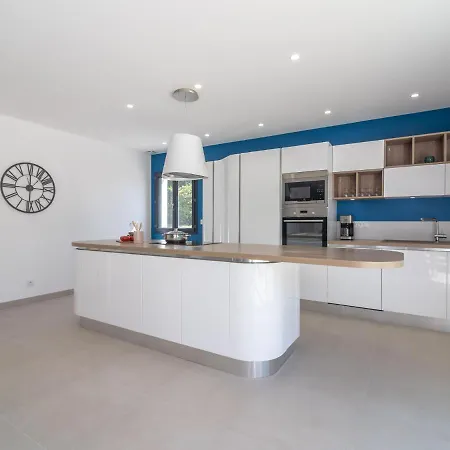 Contemporary With Private Pool فيلة