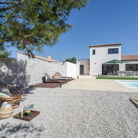 Contemporary With Private Pool فيلة
